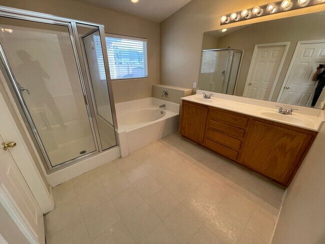 Foto del edificio - 3 Bedroom 2 1/2 Bathroom w/Den & Loft