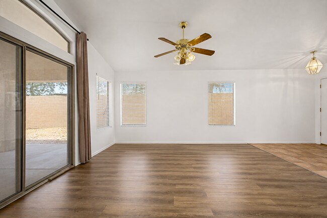 Foto del edificio - 6906 W Phelps Rd