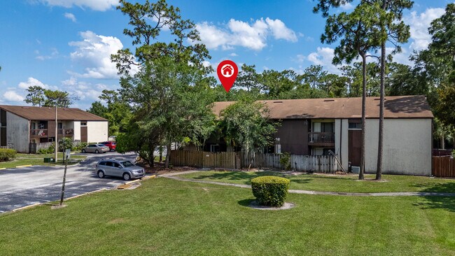 Áreas comunes y espacios asignados con espacios disponibles para invitados. - 2636 Crown Ct