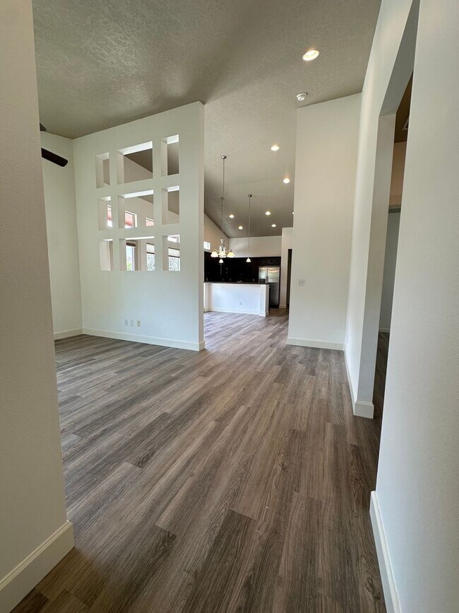 Foto del edificio - 3 Bedroom 2 Bath Home, New Paint, New LVP ...