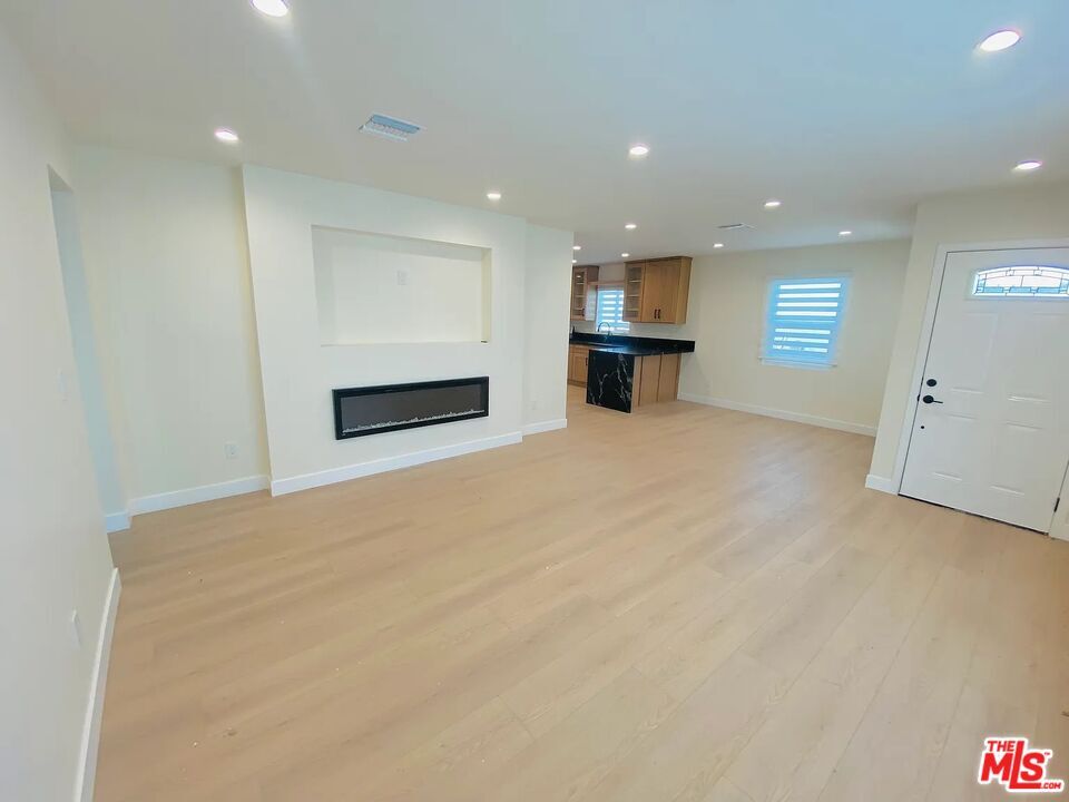 Primary Photo - 11027 Valerio St