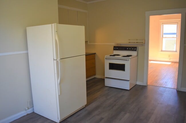 Kitchen - 73 College St