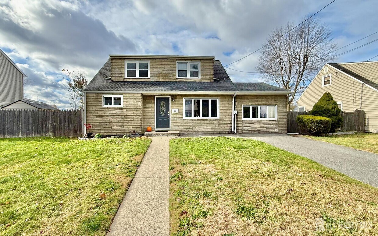 Primary Photo - 33 Windsor Dr