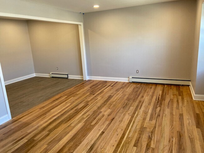 open living/dining area - 705 N Dudley Ave