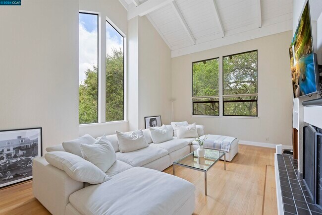 Foto del edificio - 19 Woodcrest Rd
