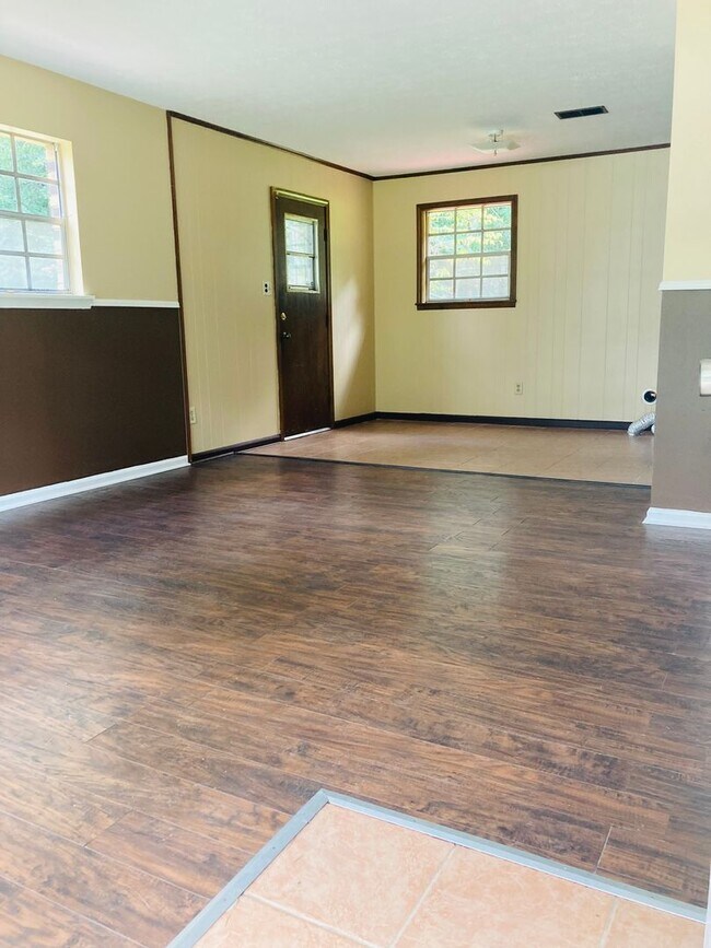 Building Photo - Spacious 3 Bedroom, 2.5 Bath Home on Nearl...