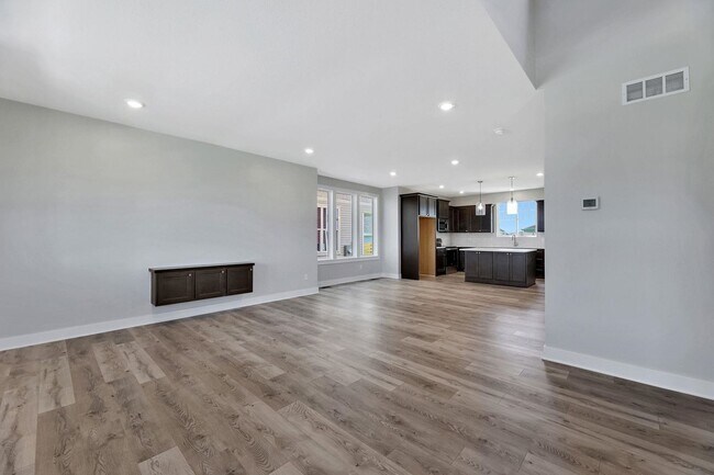 Foto del edificio - Spacious 3-Bed Home in Maize Schools – Roo...