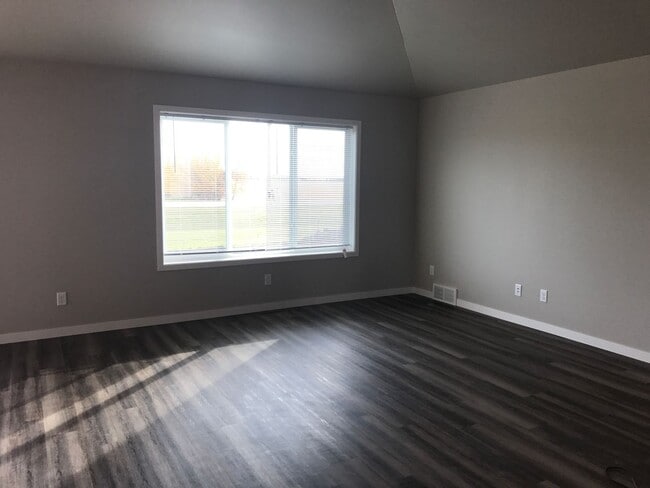 Building Photo - Single family 5 bedroom home