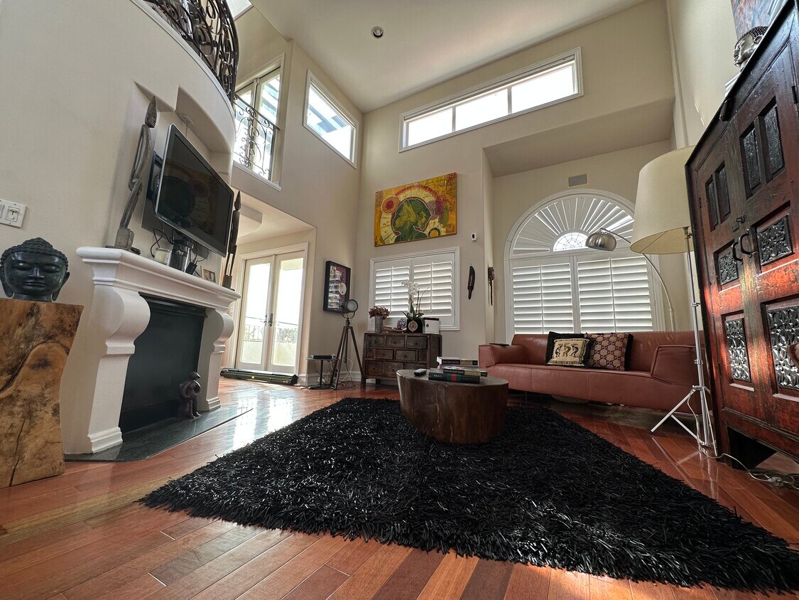 Vaulted Ceilings, Spacious - 2922 Montana Ave