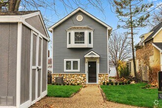 Building Photo - 121 N Shore Dr