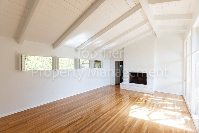 Foto del edificio - Charming Mid-Century Home | 4BR, 3BA | 2,4...