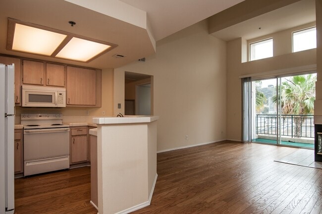 Building Photo - Spacious 2 Bed / 2 Bath Condo + Loft  in M...