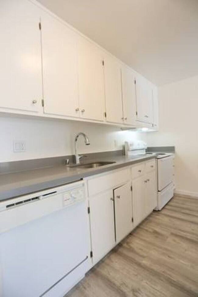 Foto del edificio - Contemporary, third floor 1BR/1BA, H/W Flo...