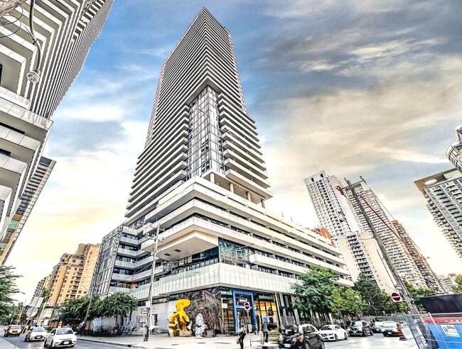 Photo du bâtiment - Bright and Stylish Condo @ Yonge/Eglinton (1+Den, 1 Bath)