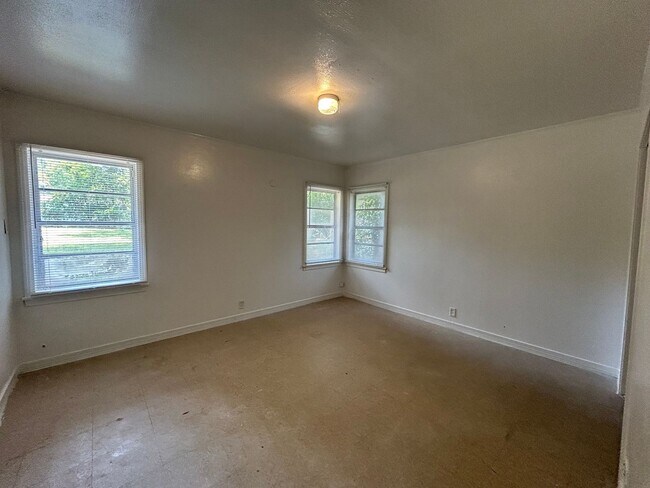 Building Photo - Beautiful Two Bedroom home