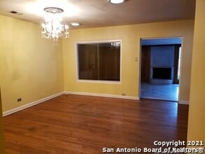 Building Photo - 118 E Elmview Pl