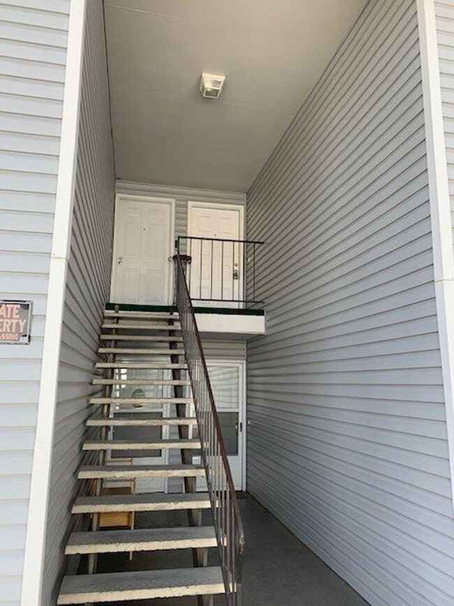 Building Photo - 2 Bed/1 Bath SE Bend Condo with Single Car...