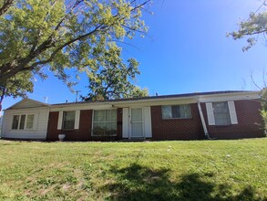 Building Photo - 1709 Crestview Dr