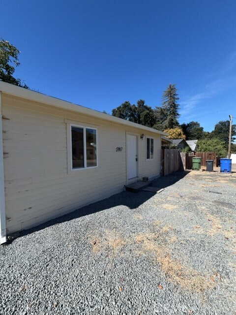 Foto principal - 5867 Grove St