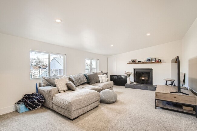Foto del edificio - Updated 3BD/ 2BA home in Denver, CO! Available January 1st