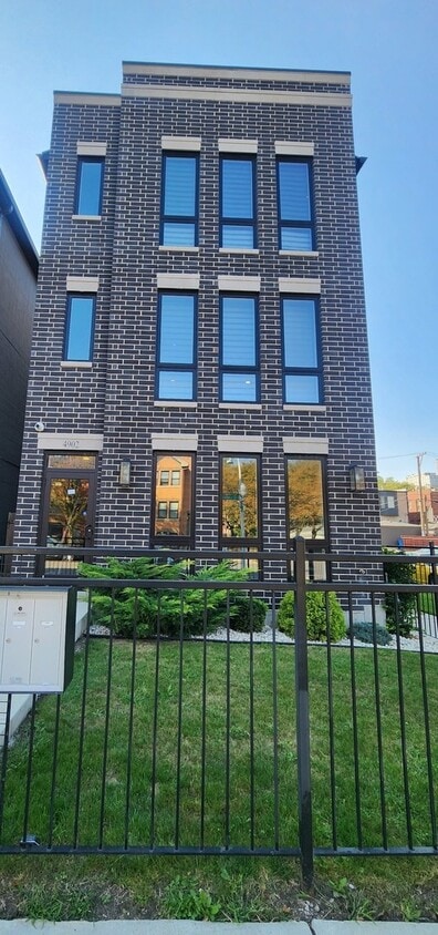 Primary Photo - 4902 S St Lawrence Ave