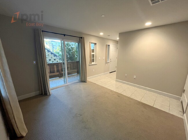 Foto del edificio - Modern 4-Bedroom Townhouse in Muir Heights...