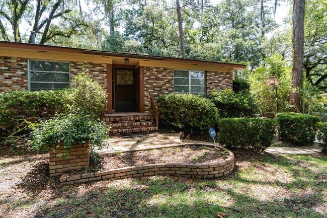 Building Photo - 2103 Evergreen Dr