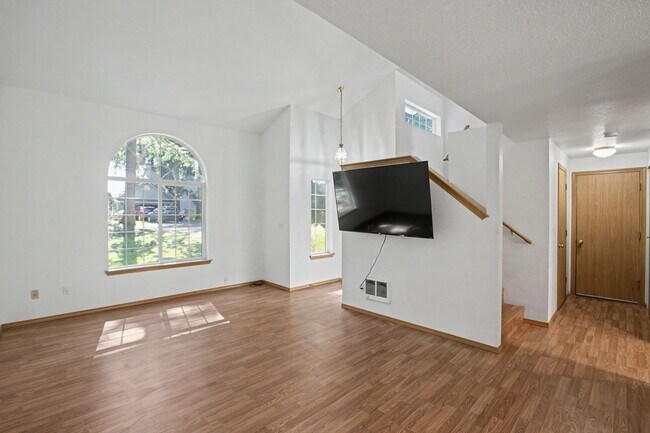 Foto del edificio - Beautiful 3-Bedroom Home in a Gated Community with Resort-Style Amenities