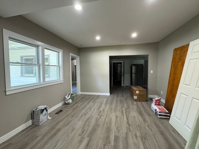 Building Photo - Charming 5 Bedroom off of South National Ave