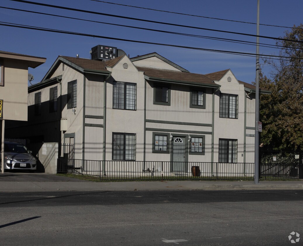 Primary Photo - 12155-12157 Vanowen St