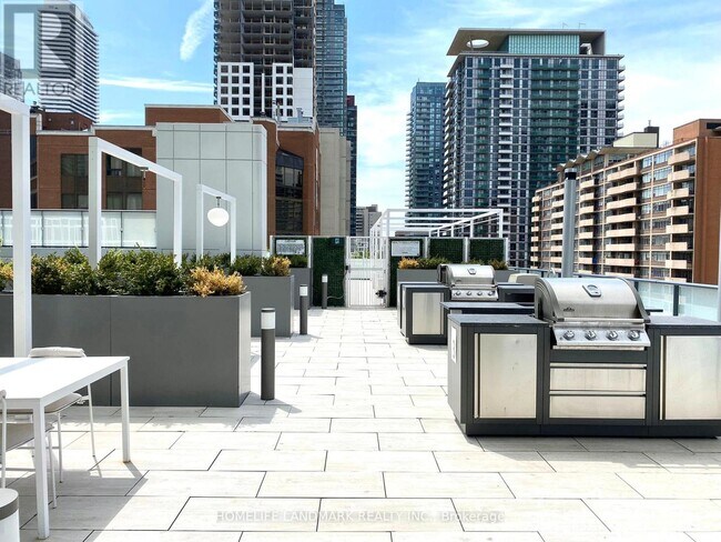 Photo du bâtiment - 161 Roehampton Ave