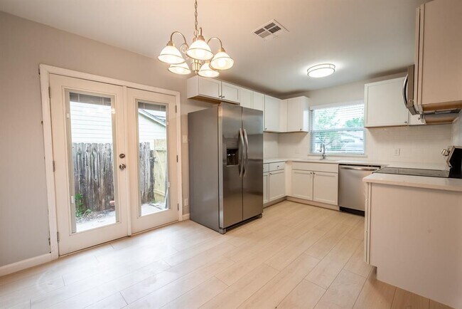 Foto del edificio - 8708 Pineridge Dr