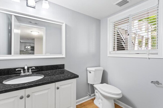 Building Photo - 65 Rumson Ct