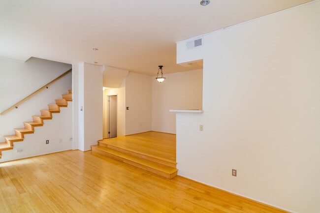 Building Photo - PRIME LOCATION FOR 2 BEDROOM/2.5 BATHROOM ...