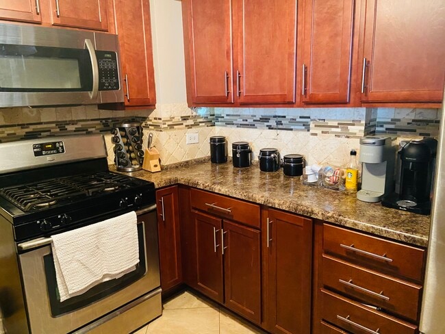 Kitchen - 2201 S Highland Ave