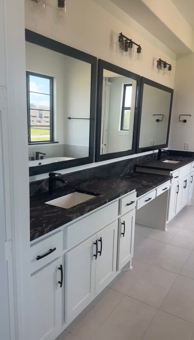 Foto del edificio - 3218 Royal Oaks Holw Ln