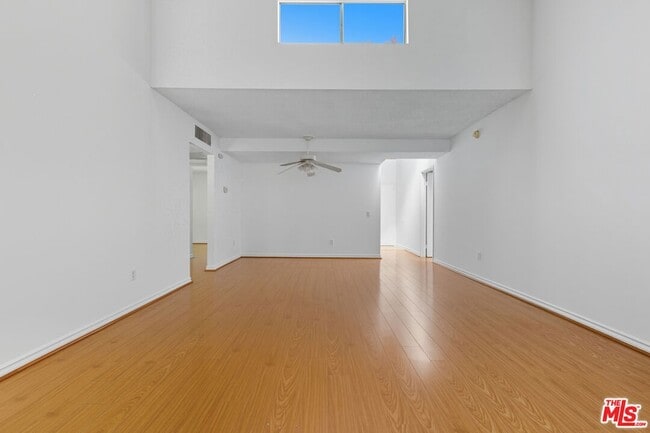 Foto del edificio - 18350 Hatteras St