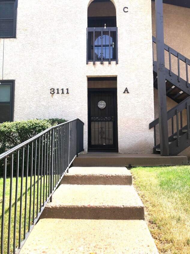Primary Photo - Beautiful 2 BD, 2 BA Ground Floor Townhome...