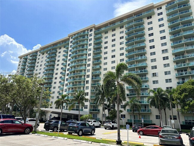 Foto del edificio - 19390 Collins Ave