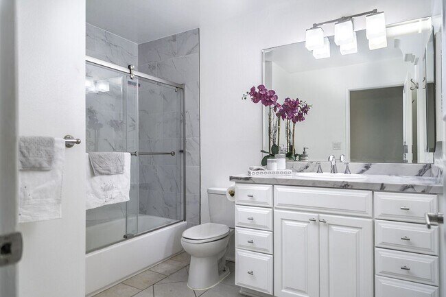 Master Bath - 723 Palisades Beach Rd