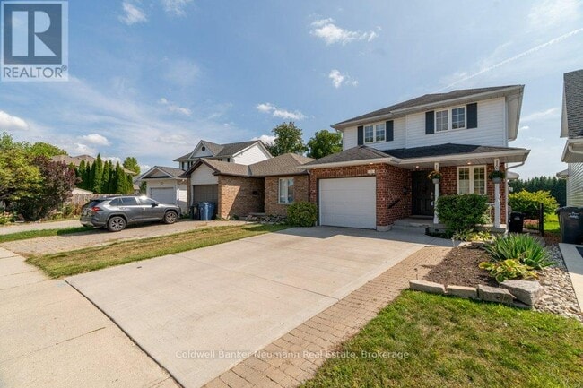 Building Photo - 71 Waxwing Crescent