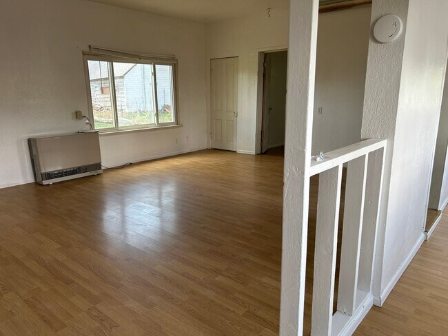 Foto del edificio - 2 Bed 1 Bath Large House with Fenced Yard and Washer Dryer Hookups