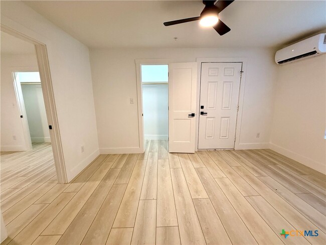 Building Photo - 2204 W San Antonio St