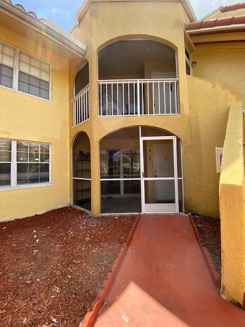Private Entrance/Ground Floor - 15635 SW 74th Cir Dr