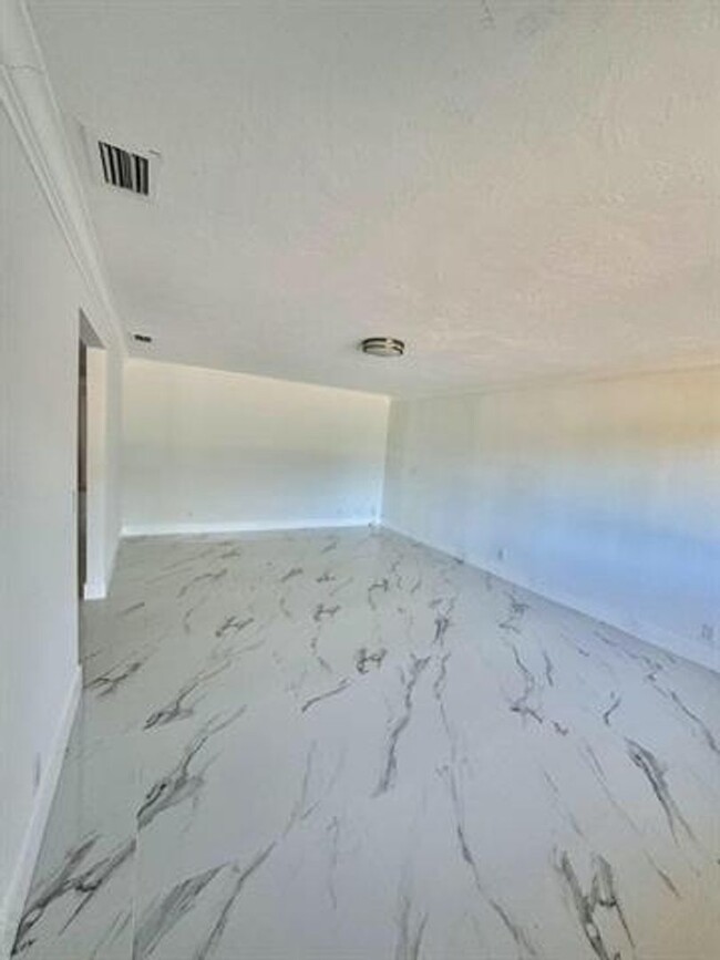 Building Photo - 2826 Floral Rd