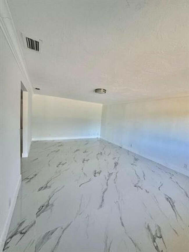 Foto del edificio - 2826 Floral Rd