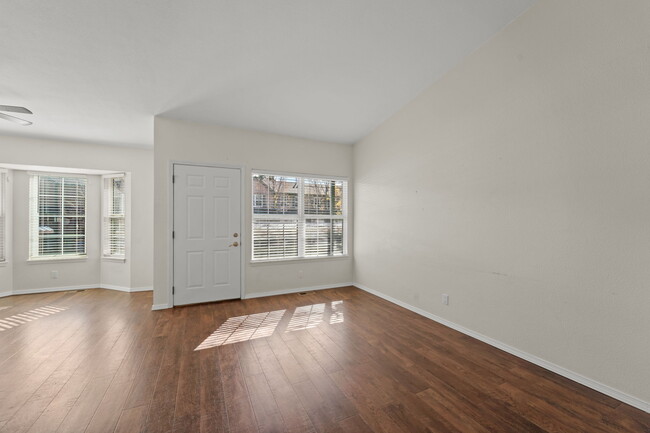 Foto del edificio - 6082 Colony Cir
