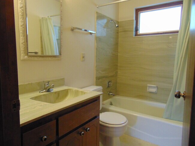 Foto del edificio - 2 BEDROOM HOME AVAILABLE NOW!