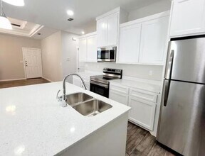 Building Photo - 1304 Petri Dr