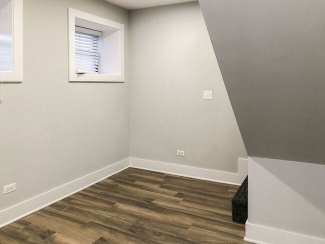 Building Photo - 1946 W Nelson St